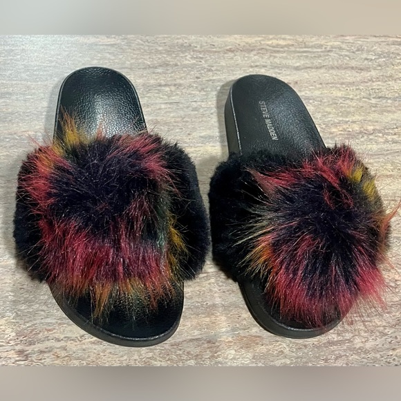 Steve Madden plush slides with multicolored Pom - Picture 1 of 12